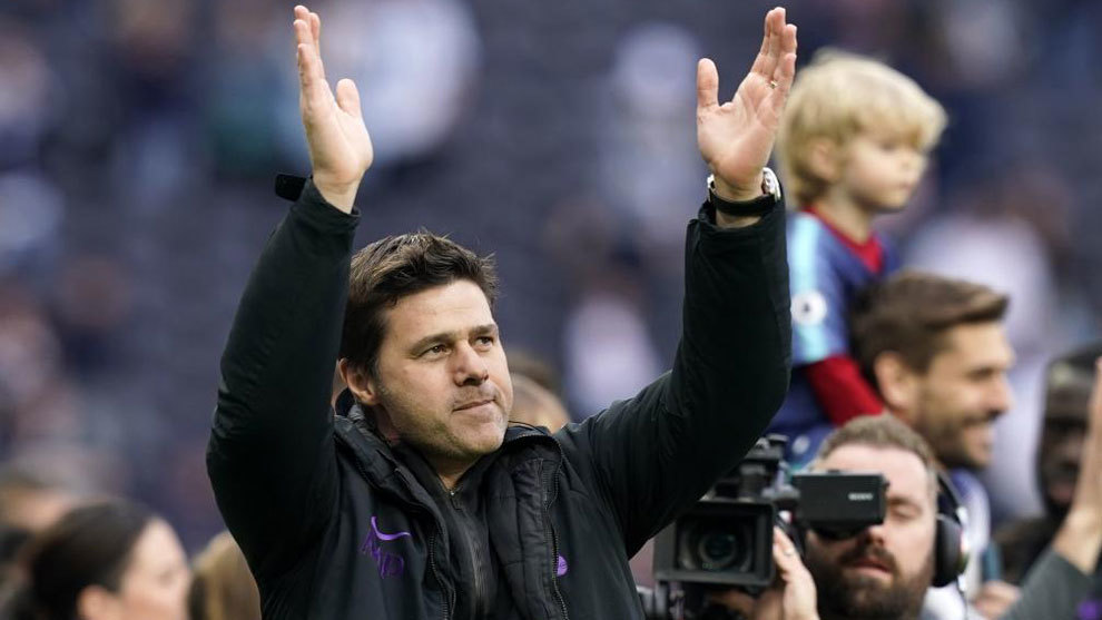 Mauricio Pochettino saluda a la grada tras un partido.