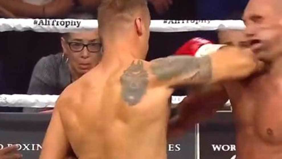 El codazo de Mairis Briedis a Krzysztof Glowacki