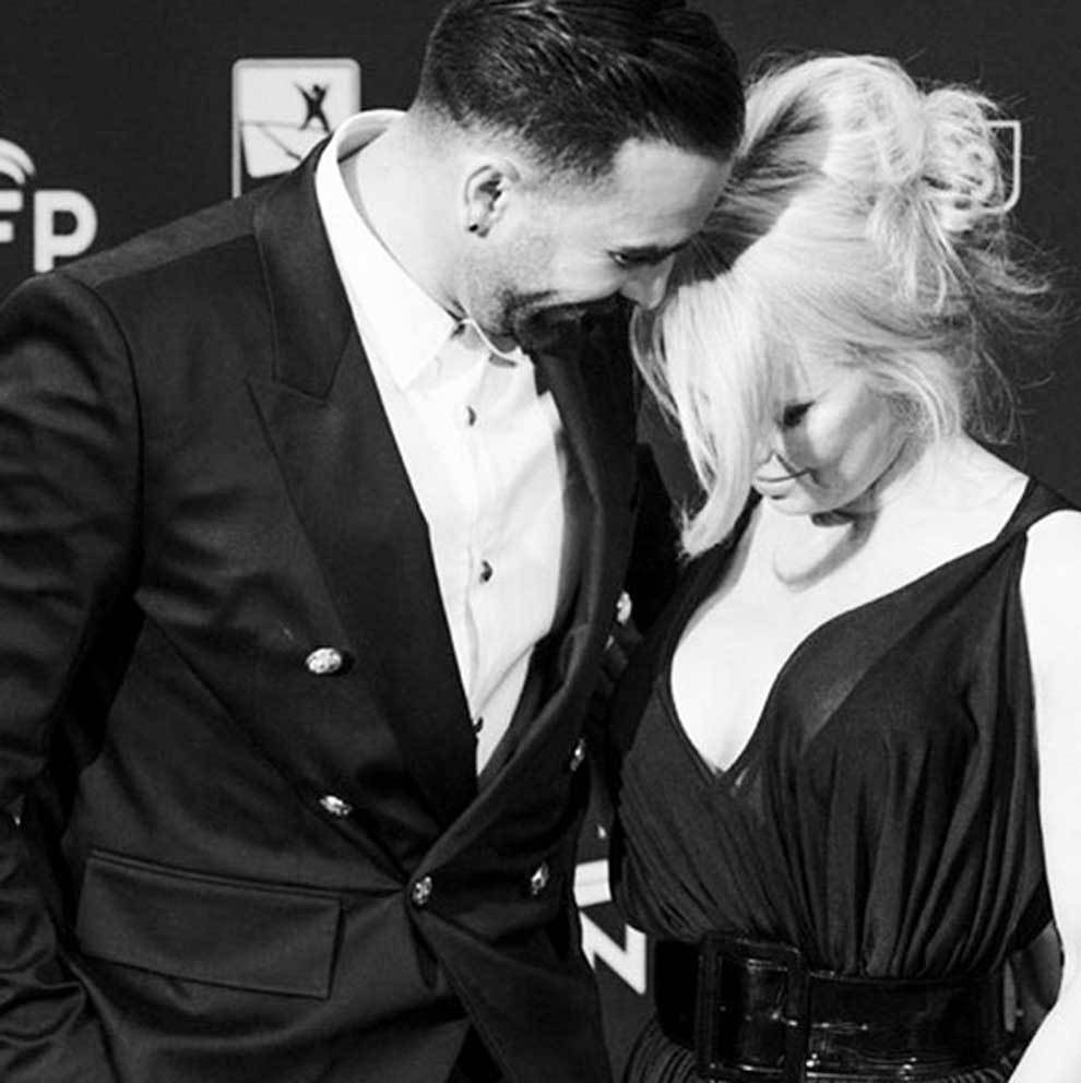 La imagen publicada de Pamela Anderson para anunciar su ruptura con...