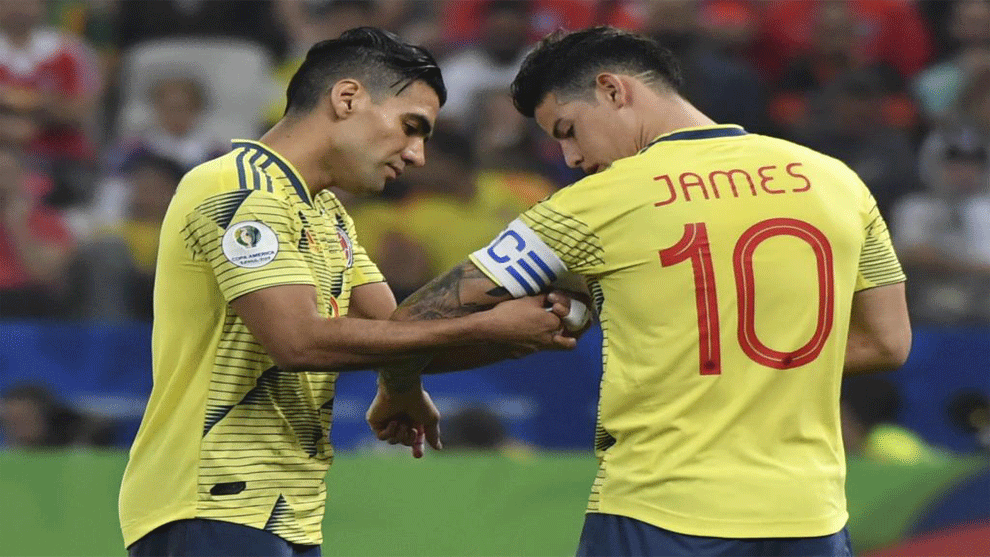 James Rodr�guez recibe el brazalete de capit�n durante la Copa...