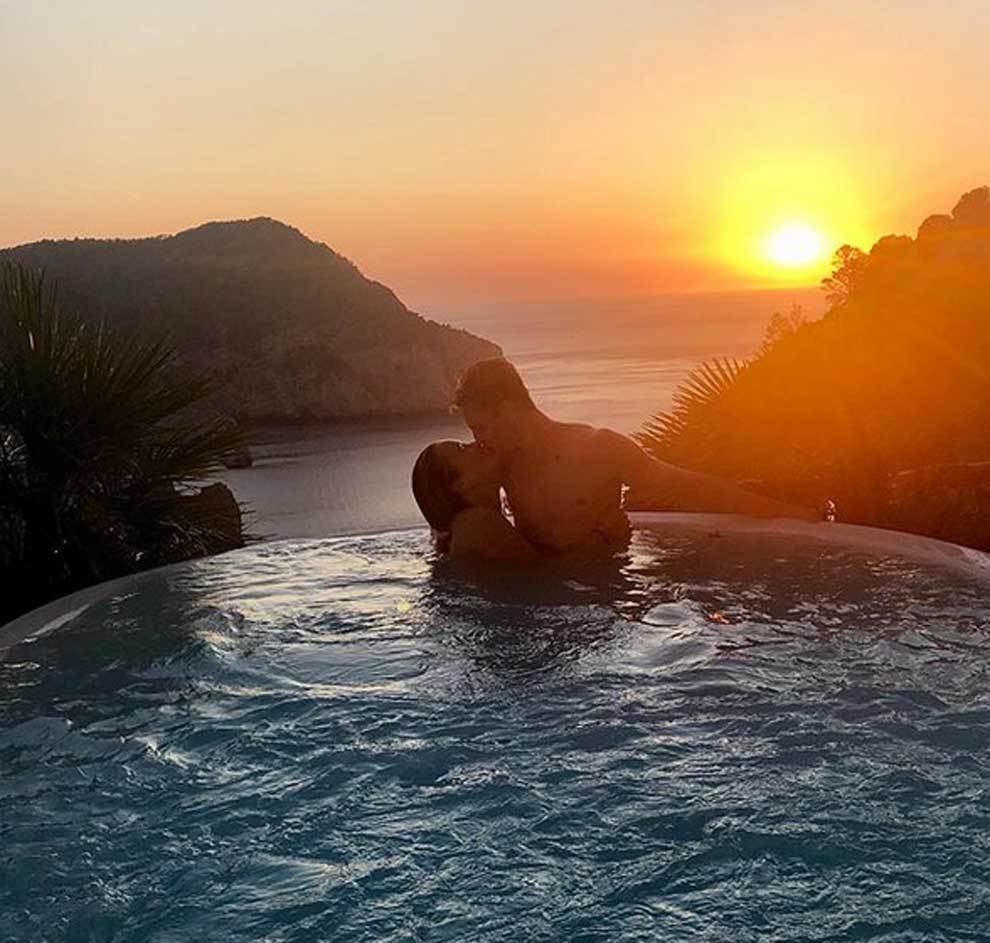 Apasionado beso en la piscina de Frenkie de Jong y Mikky Kiemeney en...
