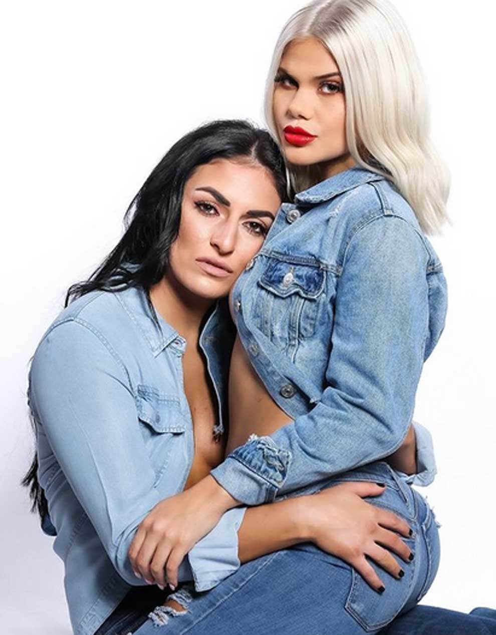Sonya Deville (Daria Berenato) y la luchadora Arianna Johnson