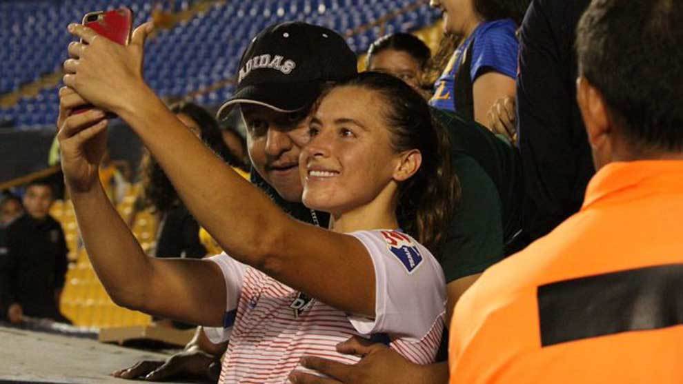 Un aficionado del Tigres Femenil le toc� el pecho a la futbolista...