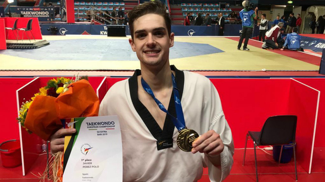 Javier Pérez Polo posa con el oro logrado en Bari.