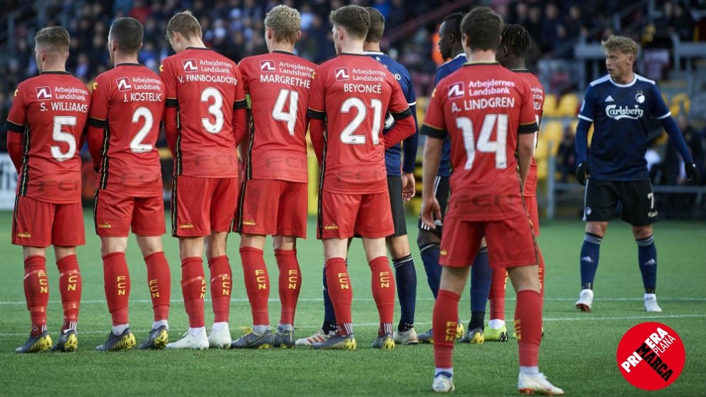 POR LA IGUALDAD DE G�NERO. Los jugadores del Nordsjaelland lucieron...