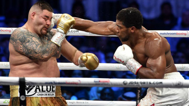 Derecha recta de Joshua que impacta en el rostro de Ruiz.