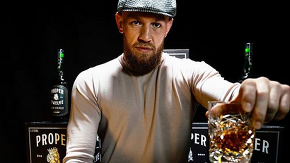 El luchador Conor McGregor bebiendo su whiskey Proper No. Twelve