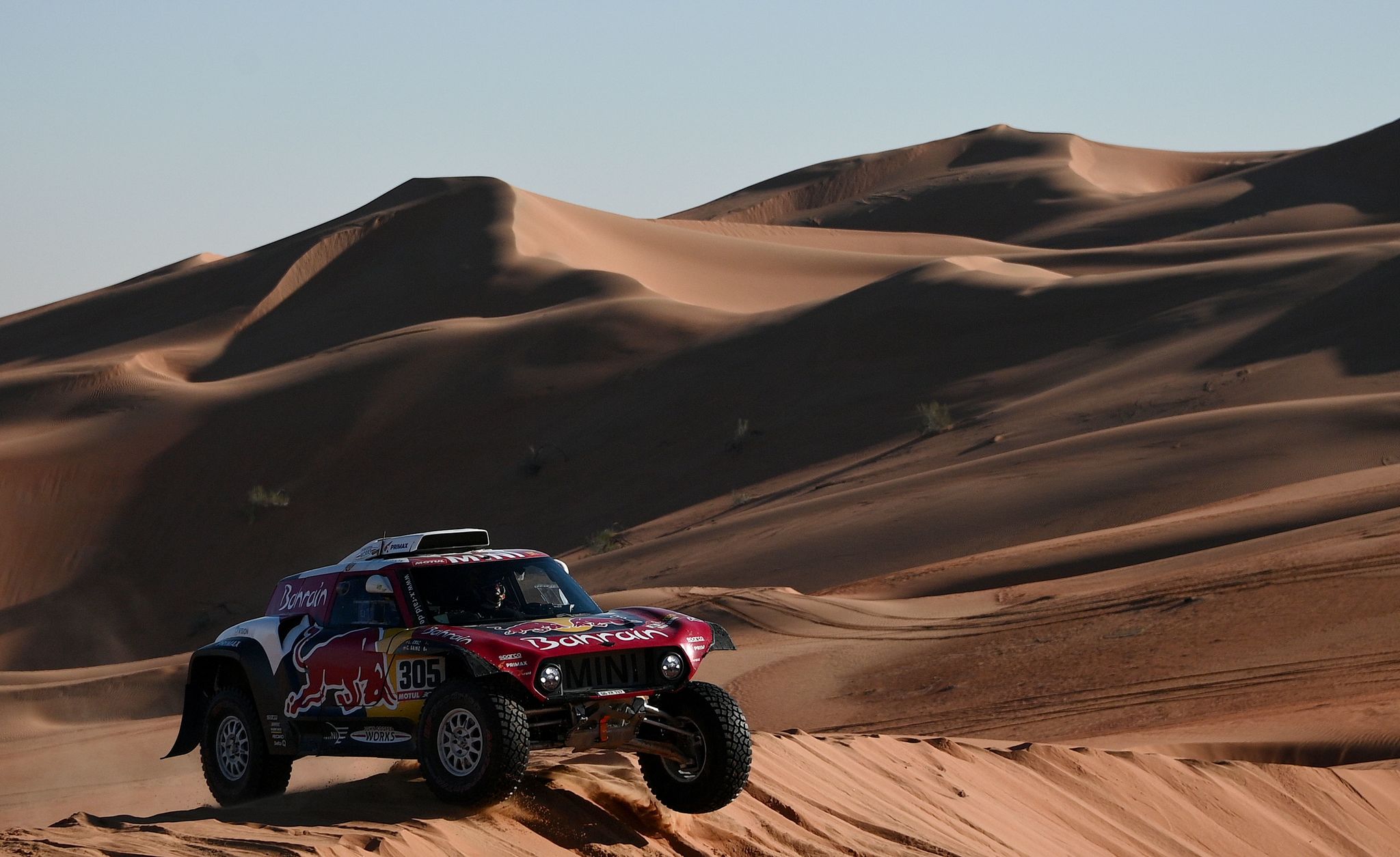Minis Spanish drivers Carlos <HIT>Sainz</HIT> of Spain and co-driver Lucas Cruz of Spain compete during the Stage 11 of the Dakar 2020 between Shubaytah and Haradh, Saudi Arabia, on January 16, 2020. (Photo by FRANCK FIFE / AFP)