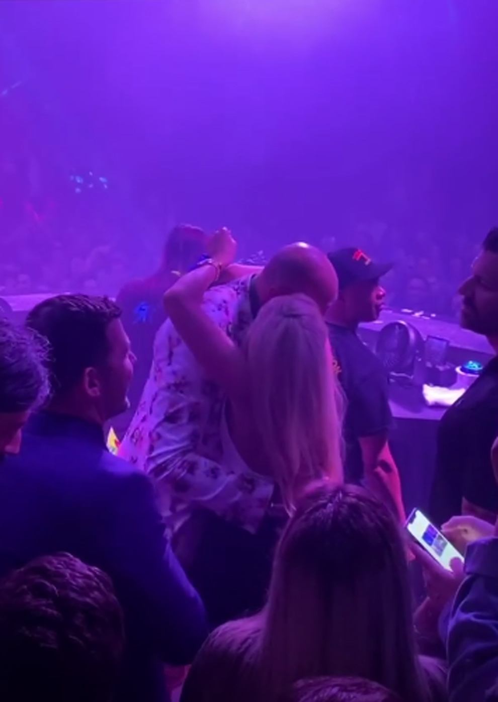 Tyson Fury celebrando su triunfo ante Deontay Wilder con su esposa...