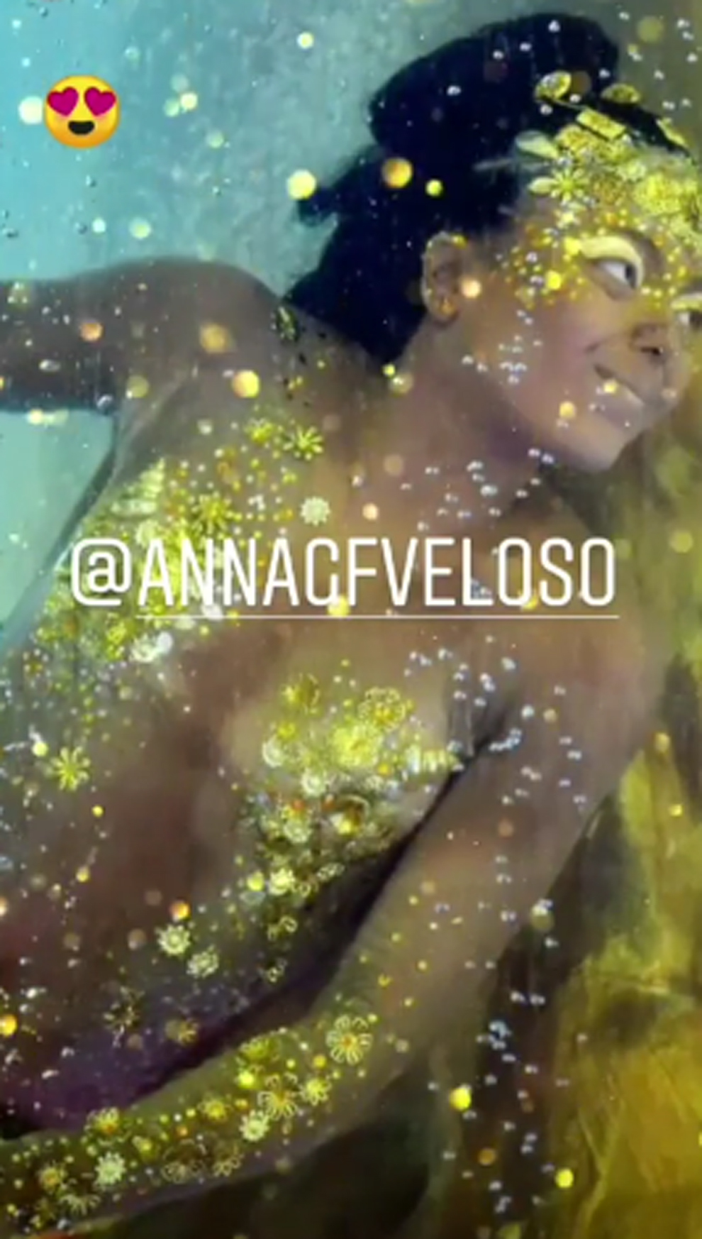 La nadadora Anna Giulia Veloso desfil� en el samb�dromo durante el...
