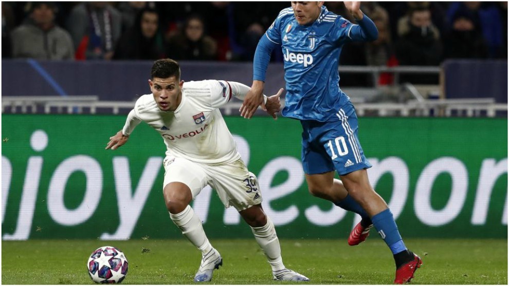 Guimaraes se zafa de Dybala ante la Juventus.