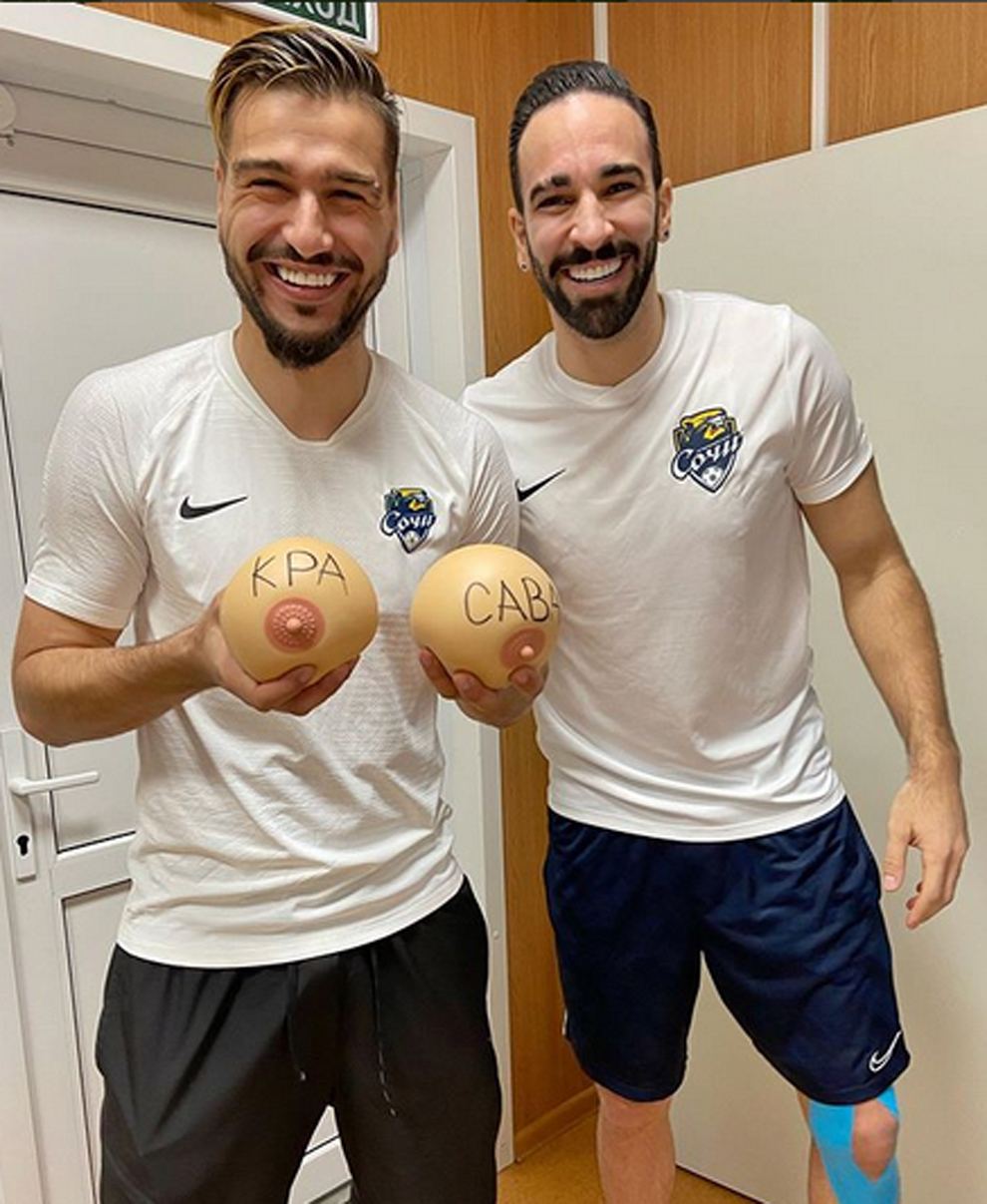 Yevgeny Savin posando con Adil Rami sujetando unos pechos de pl�stico...