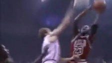 Michael Jordan anota ante los Heat