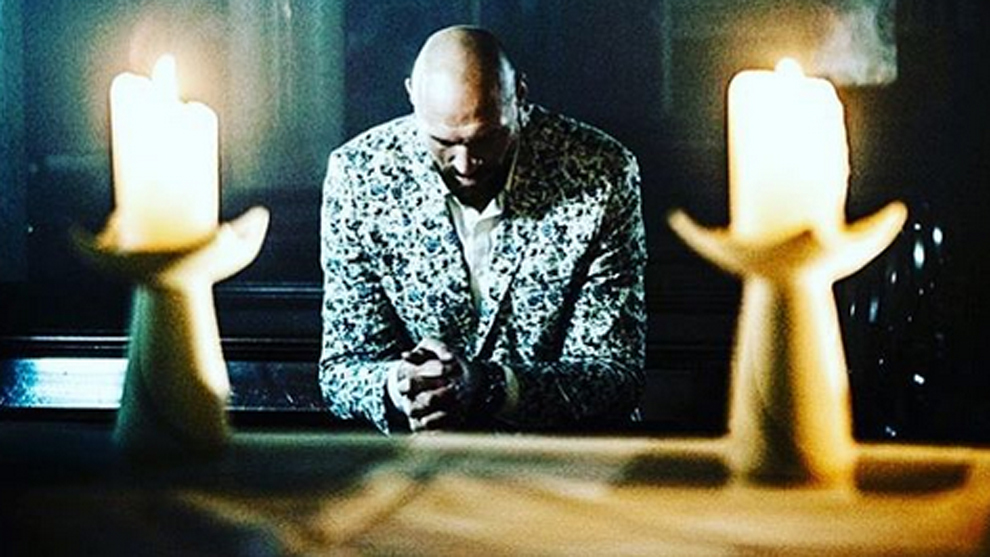 El boxeador Tyson Fury rezando