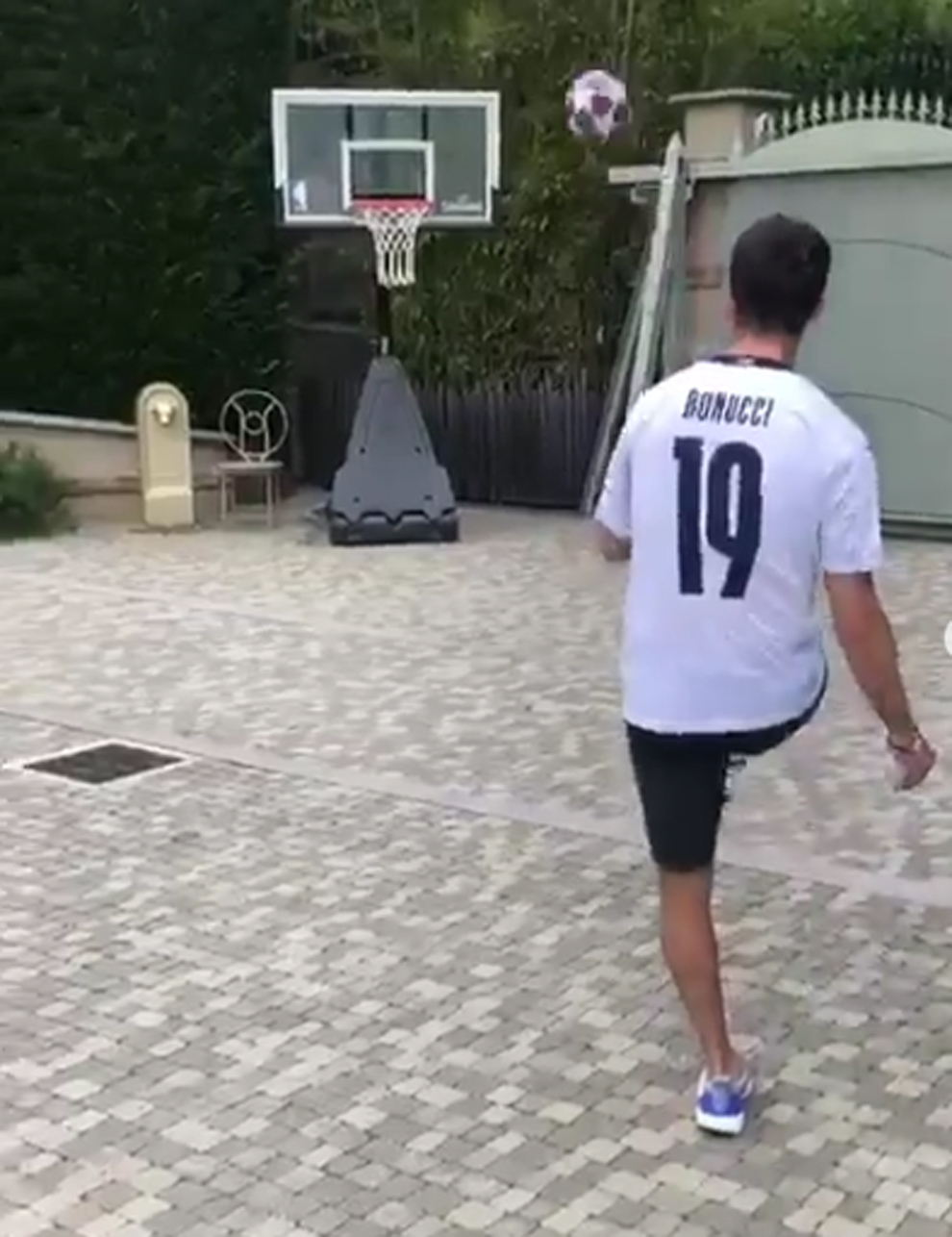 Miralem Pjanic, jugador de la Juventus, metiendo una canasta con el...