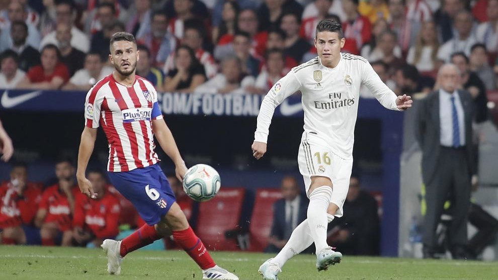 James ante Koke en un derbi de esta temporada.