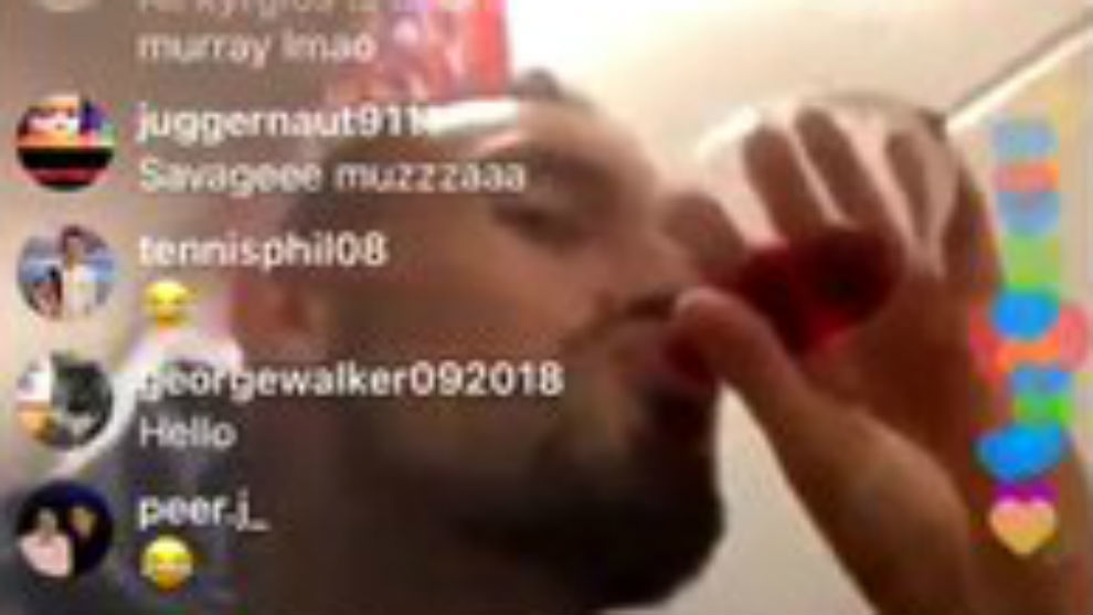 Kyrgios bebiendo vino en un directo de Instagram