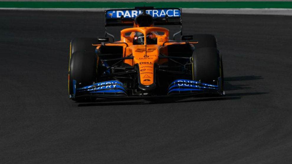 Carlos Sainz, con el McLaren MCL35, durante los entrenamientos del GP de Portugal.
