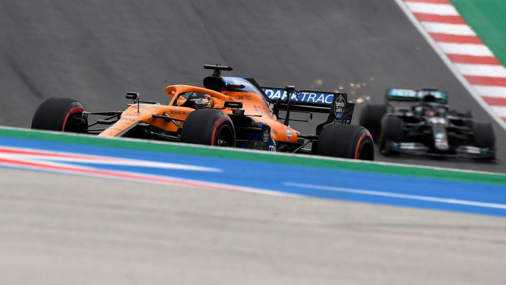 Carlos Sainz, por delante de Lewis Hamilton, en la primera vuelta del GP de Portugal.