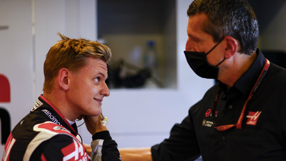 Steiner habla con Mick Schumacher.