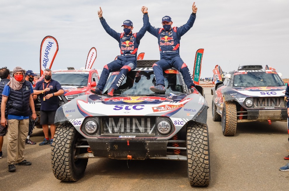 Peterhansel y Boulanger celebran el triunfo.