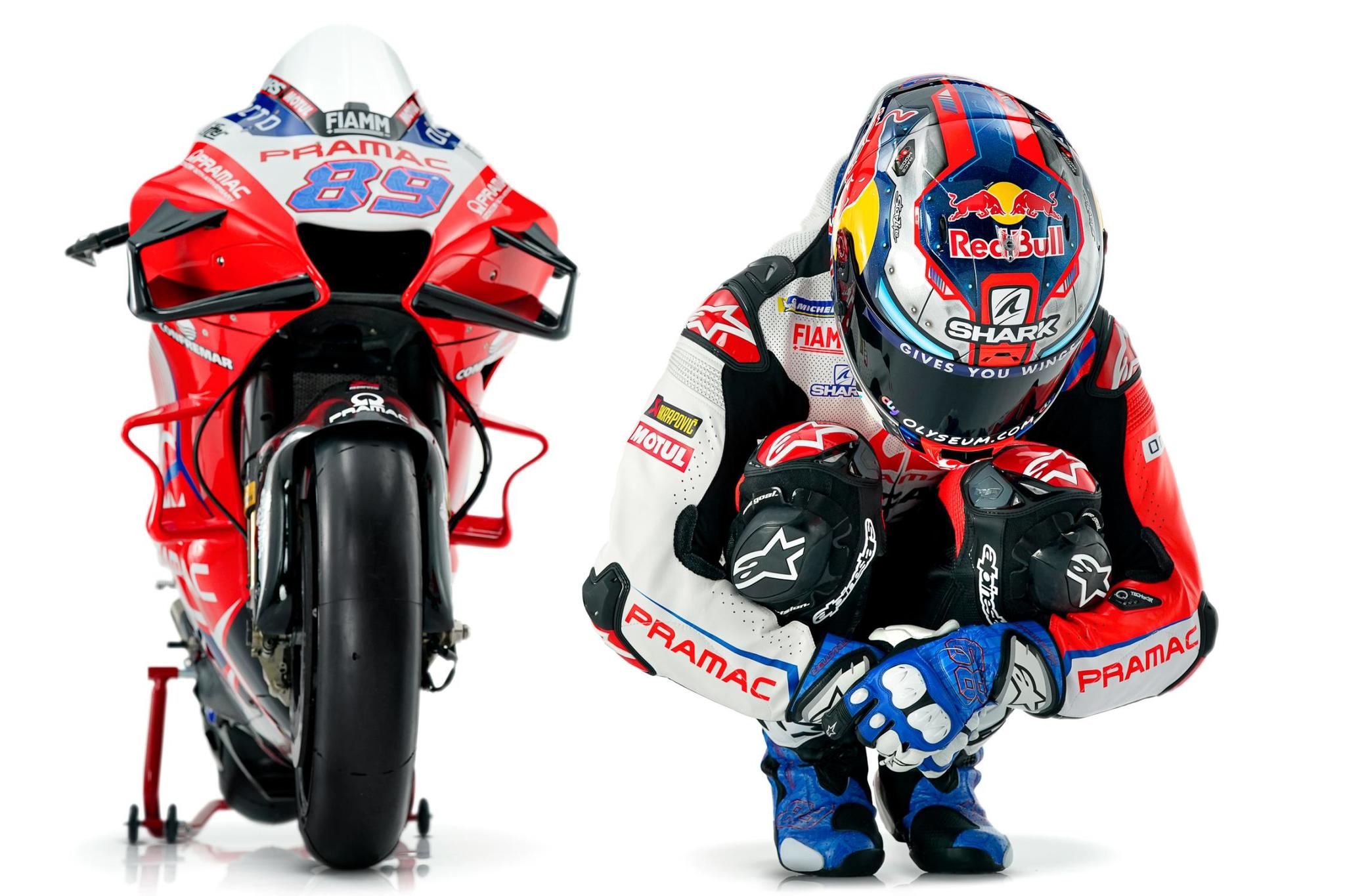 MotoGP 2021Jorge martín, agachado, con casco, junto a su
