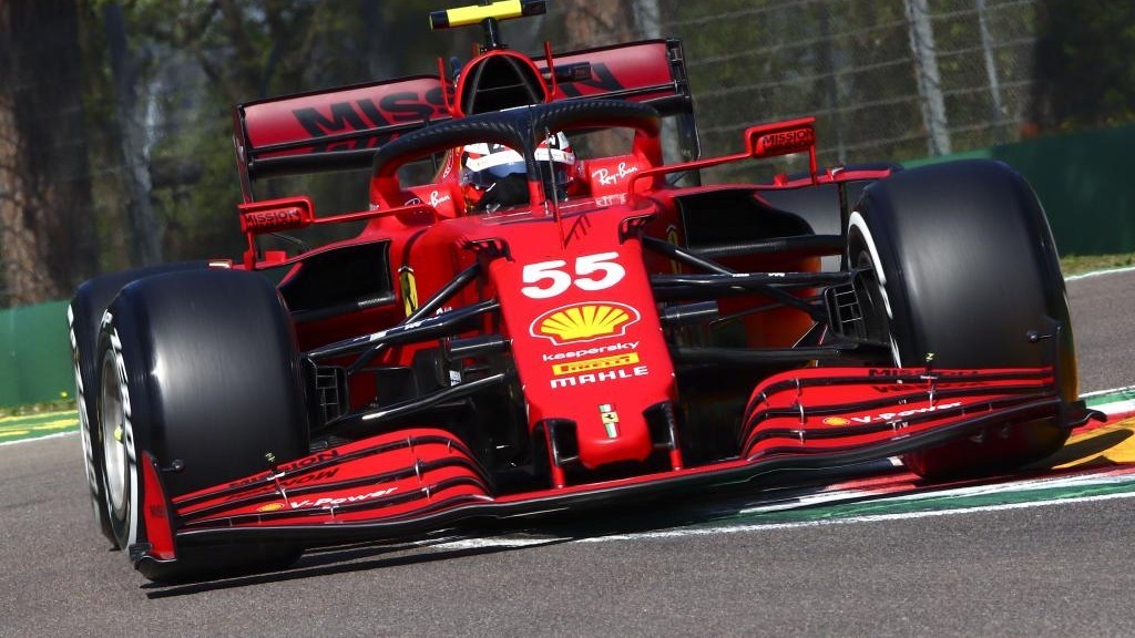 Carlos Sainz, con el Ferrari SF21, durante el GP de Emilia Romagna