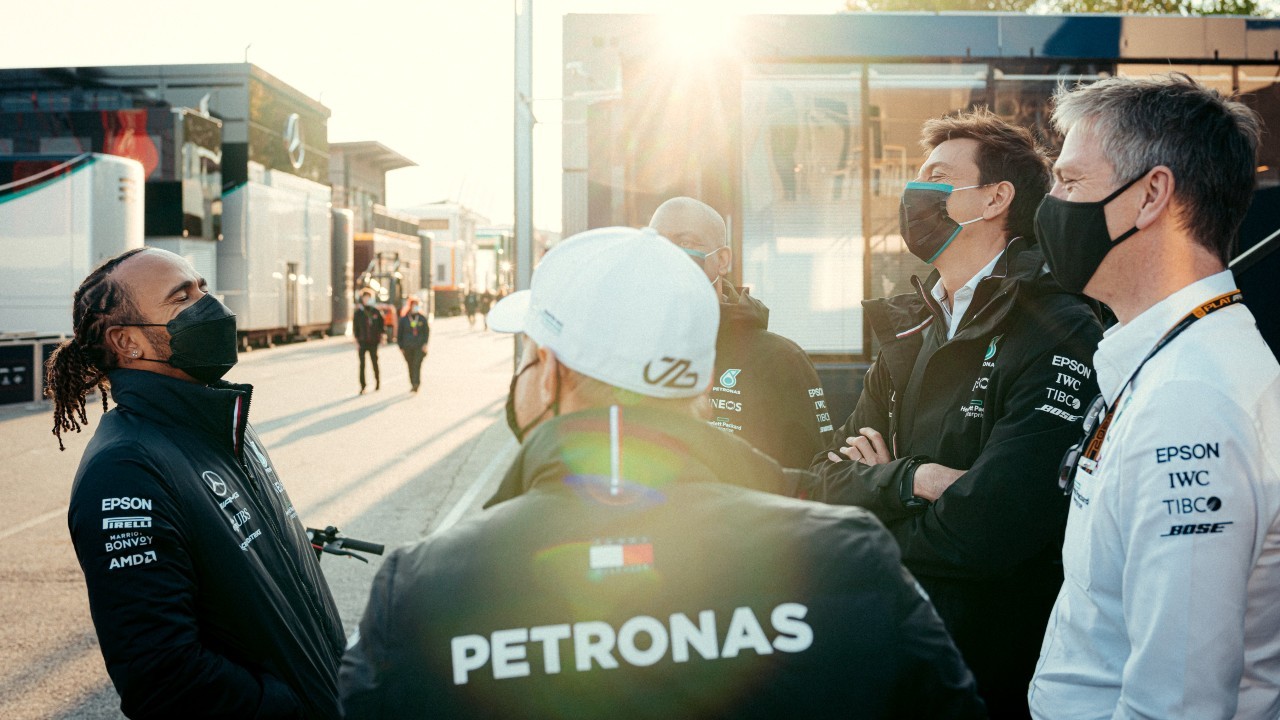 James Allison, a la derecha, junto a Wolff, Bottas y Hamilton.