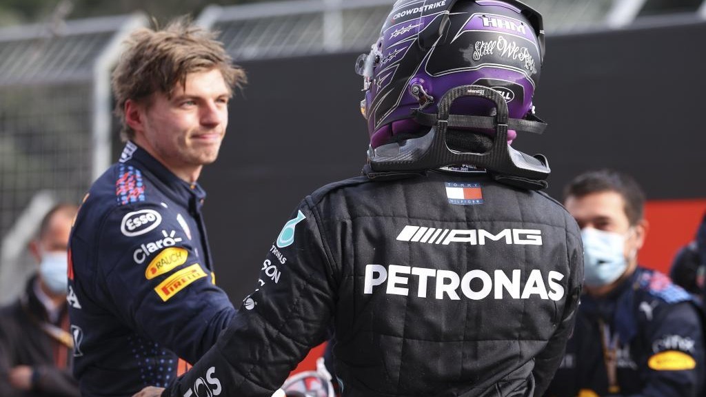 Verstappen acepta la felicitaci�n de Hamilton, tras la carrera de Imola