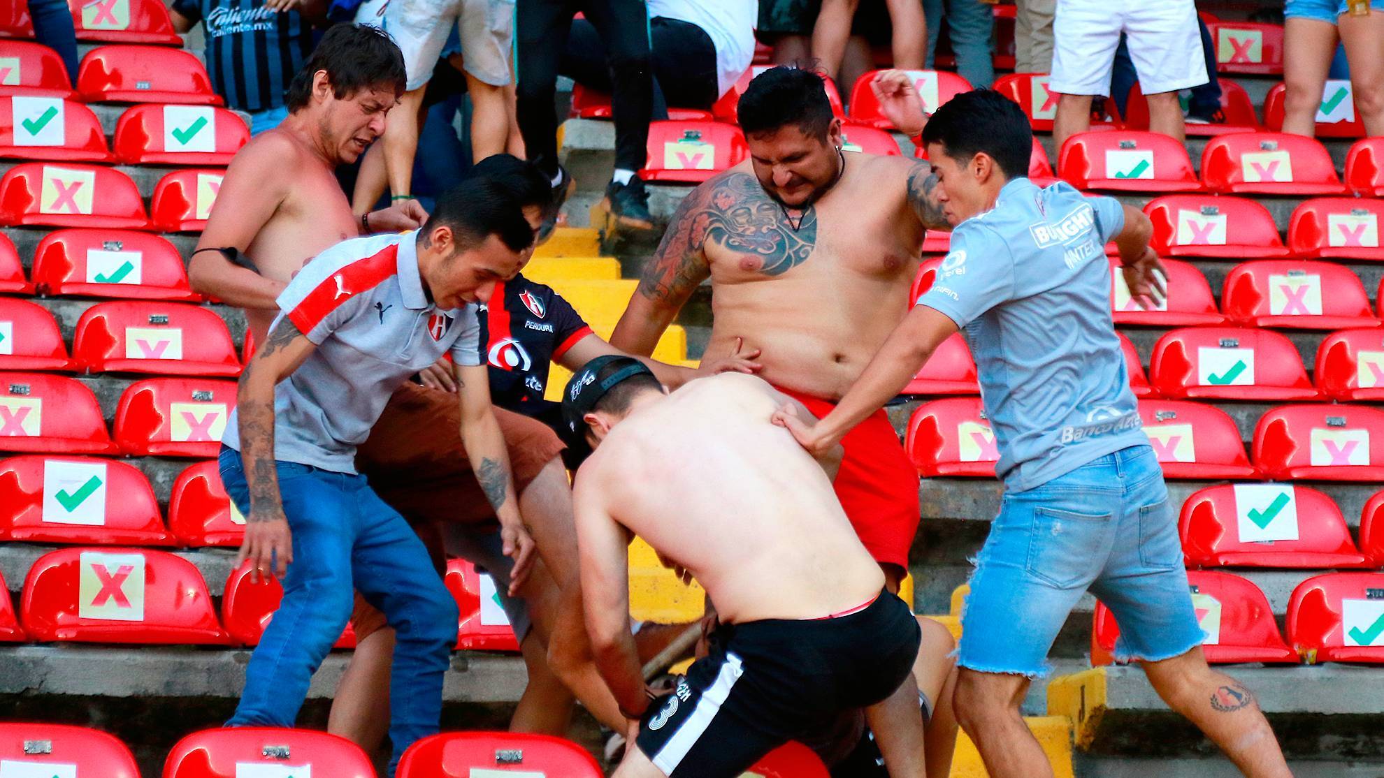 Horror en México: ¡Batalla campal entre hinchas de Querétaro y Atlas ...
