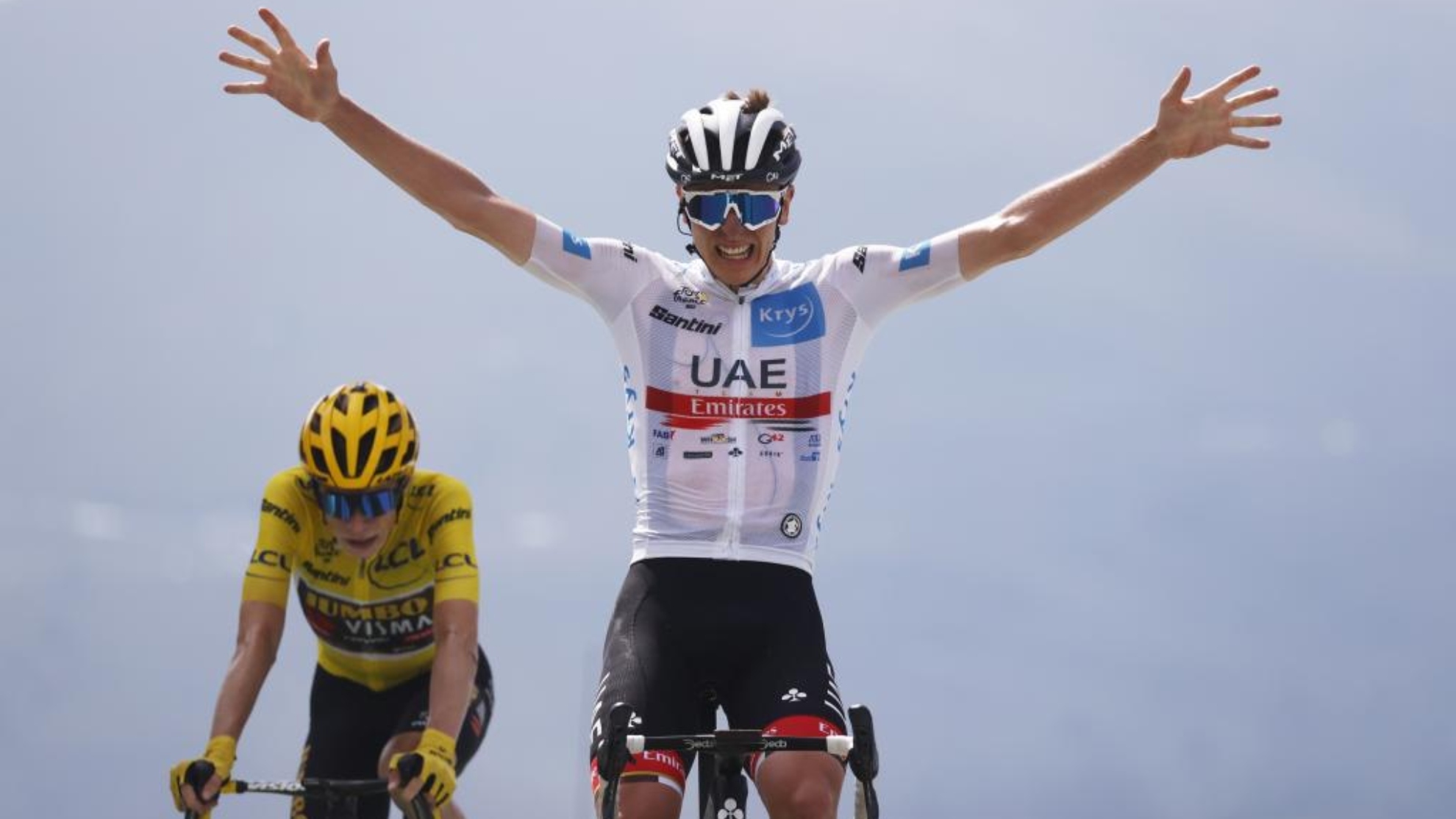 Pogacar, celebrando el triunfo ante Vingegaard