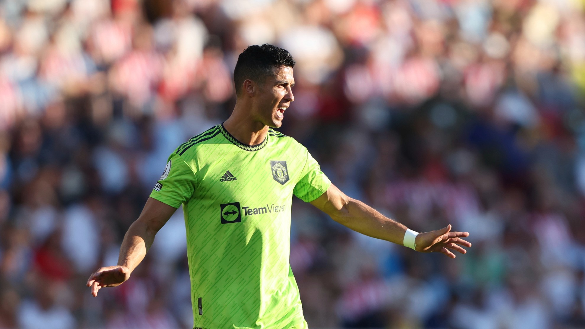 Cristiano reacts to his teammates during the match between Brentford and Manchester United.