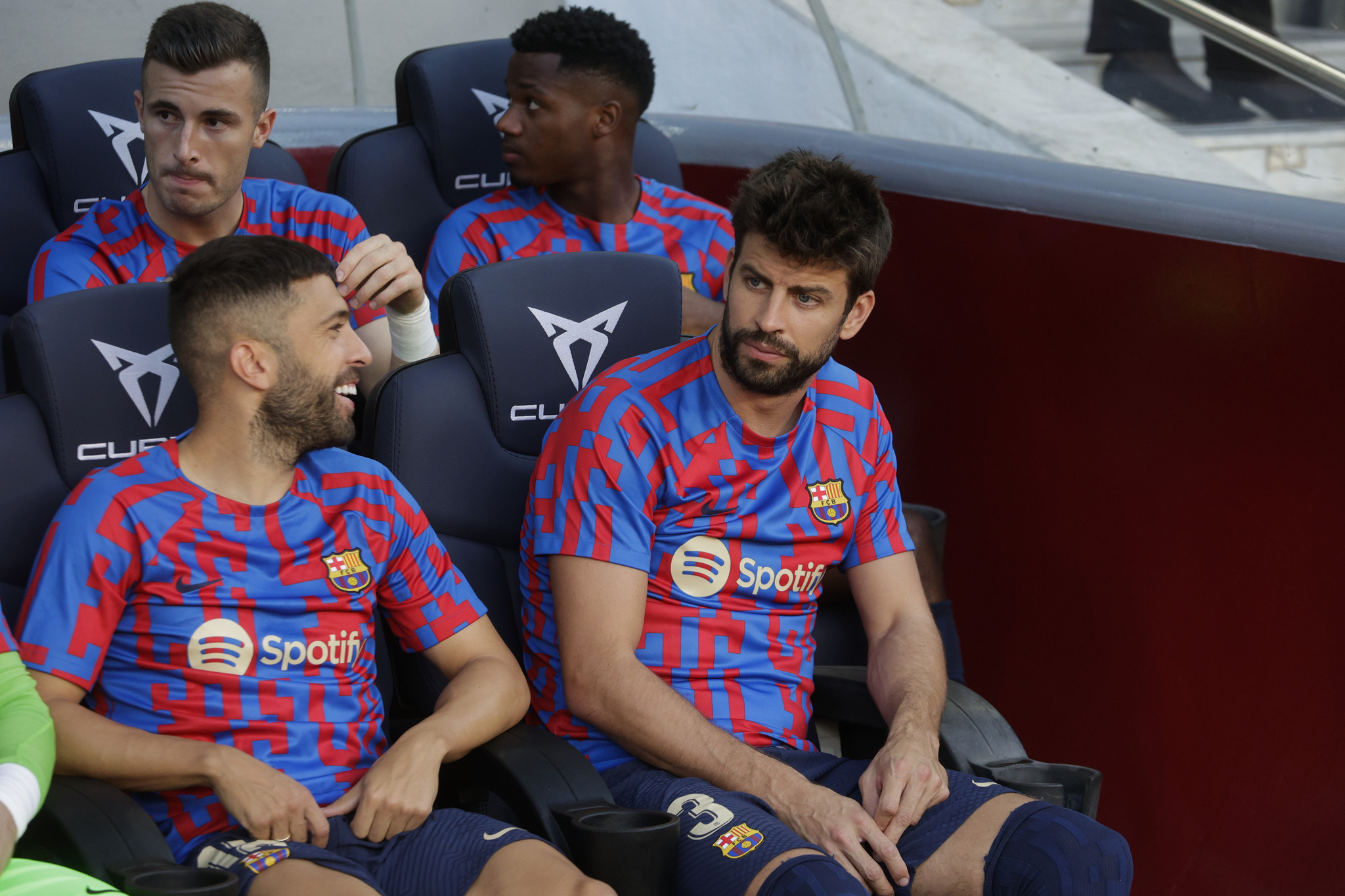 Alba y Piqu�, en el banquillo. / EFE