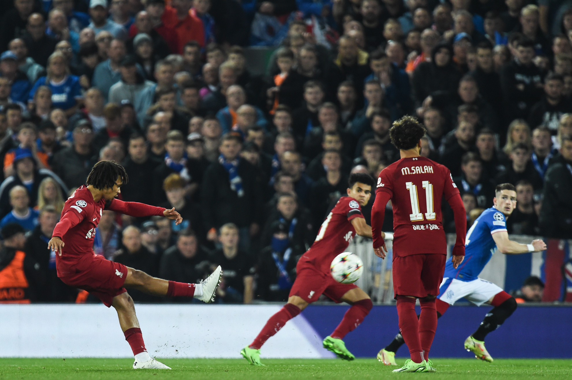 Trent Alexander-Arnold ejecuta el libre directo con el que marcar�a ante el Rangers en el �ltimo encuentro del Livepool en la Champions League. | Peter Powell/EFE