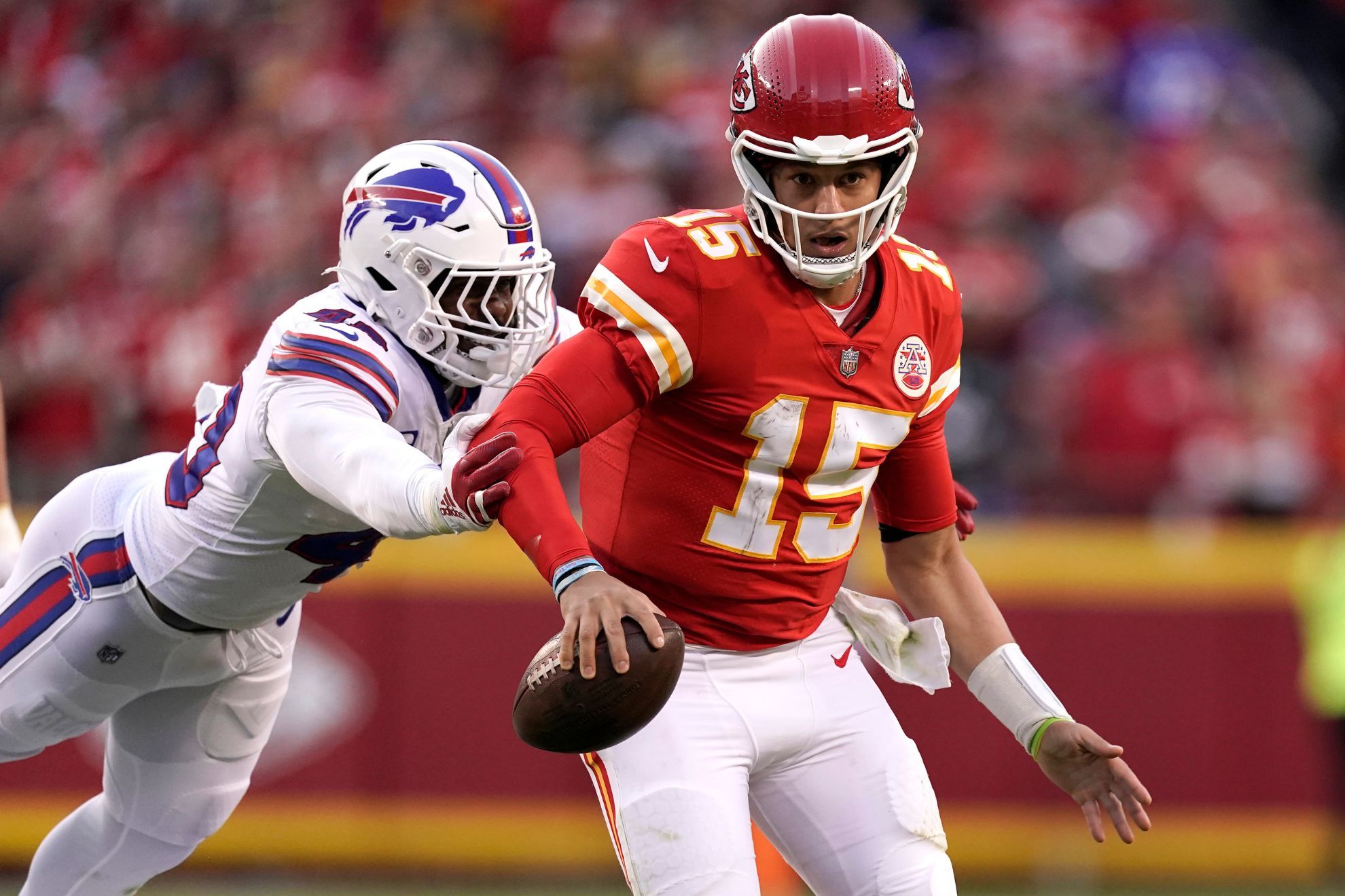 Von Miller (Buffalo Bills) sacks Patrick Mahomes (Kansas City Chiefs) / AP