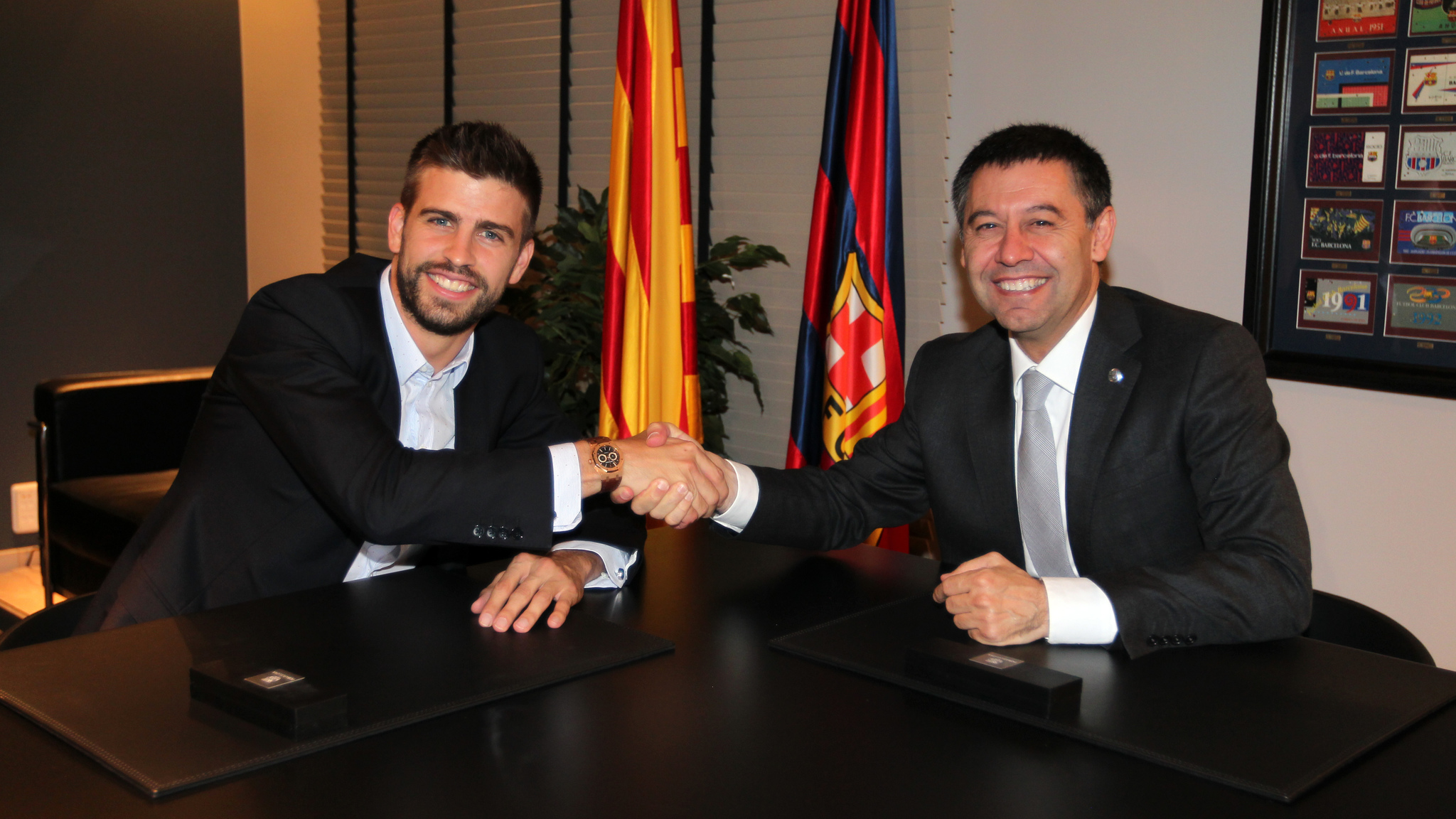 Piqu� y Bartomeu firmando una renovaci�n.