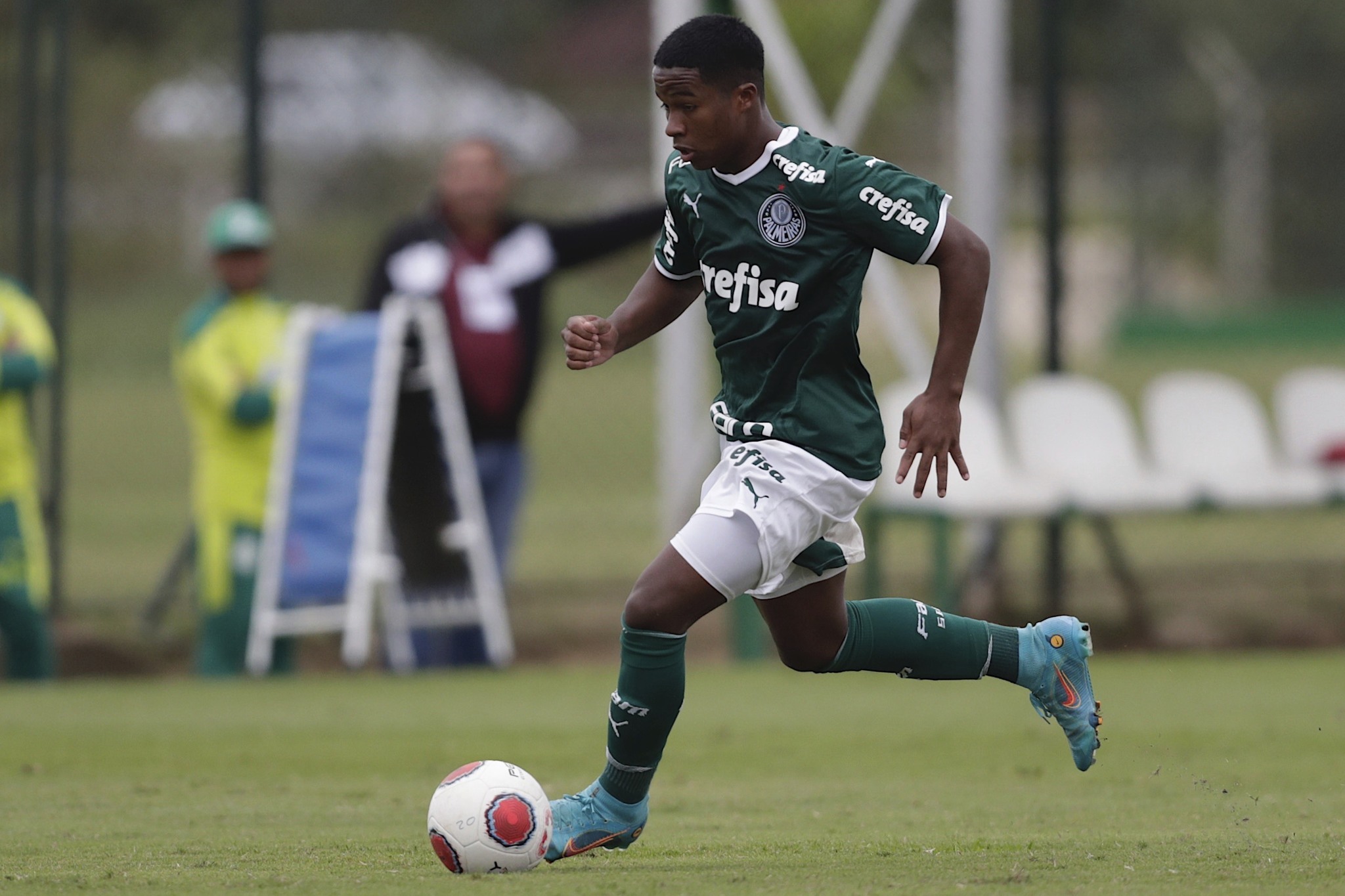 Endrick controla un bal�n en un partido con su equipo.