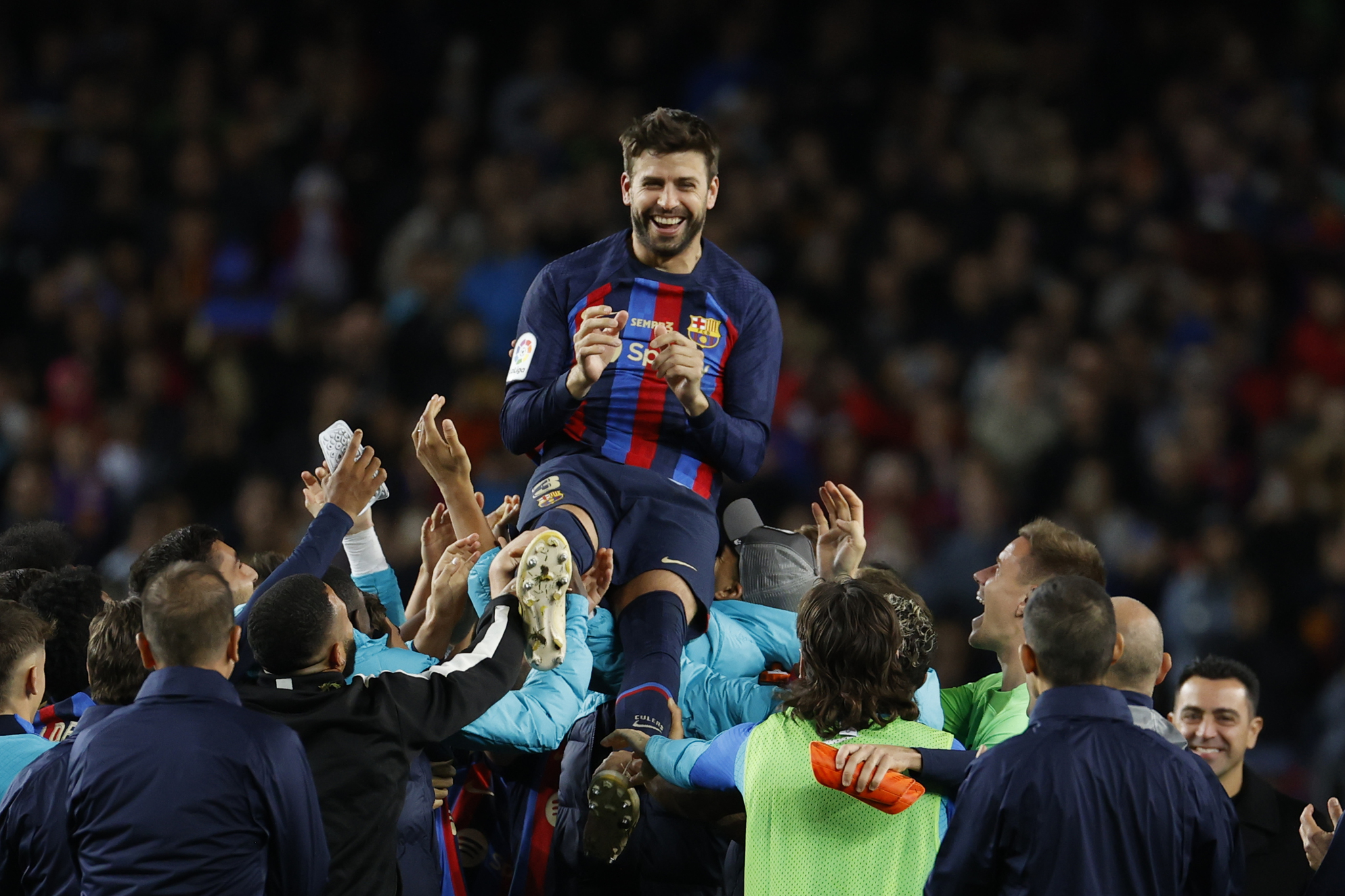 Piqu�, manteado por sus compa�eros despu�s de su �ltimo partido.