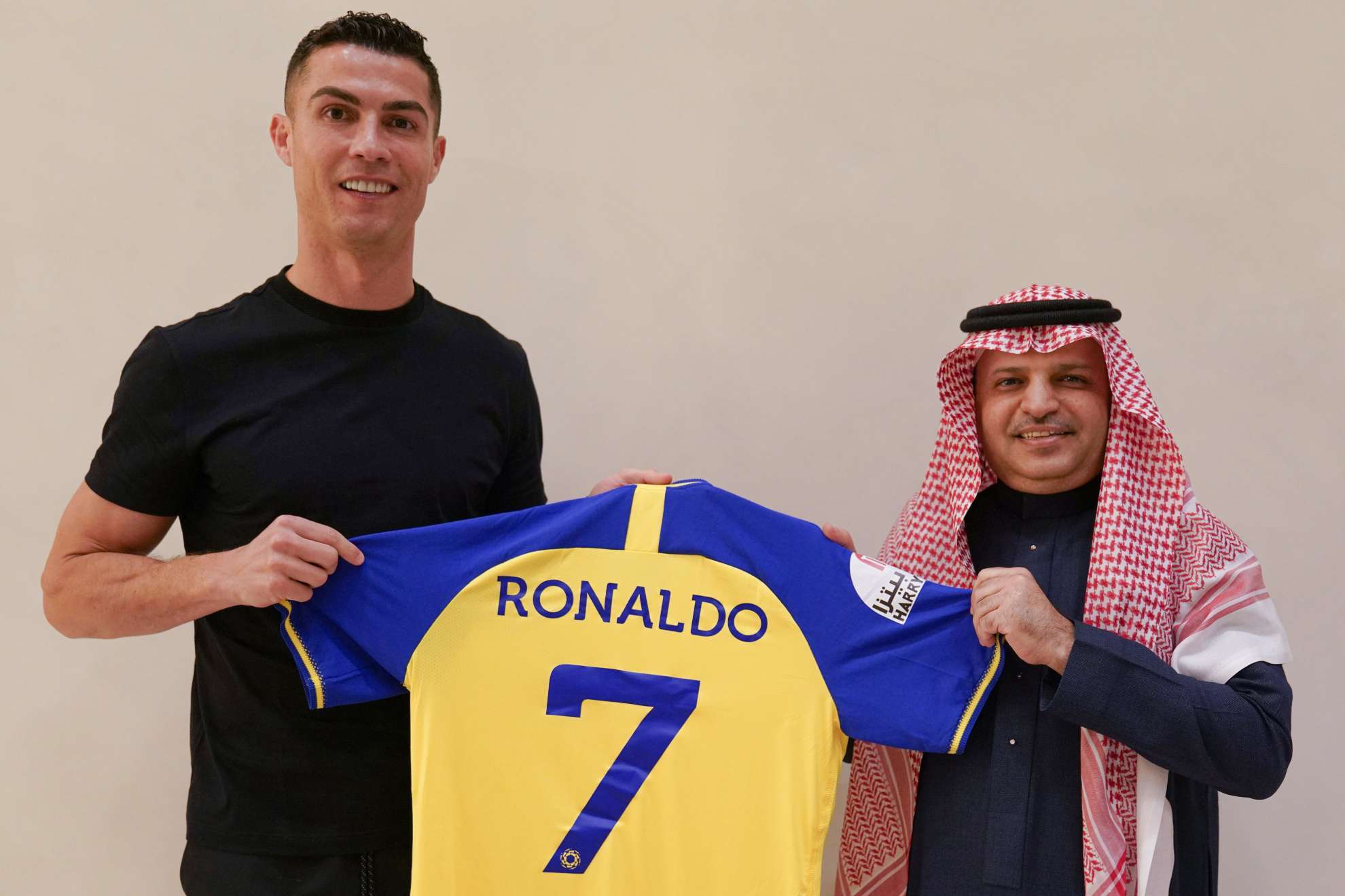Cristiano with his new Al Nassr shirt.