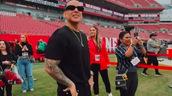 Daddy Yankee cheers Tom Brady on as Buccaneers special guest