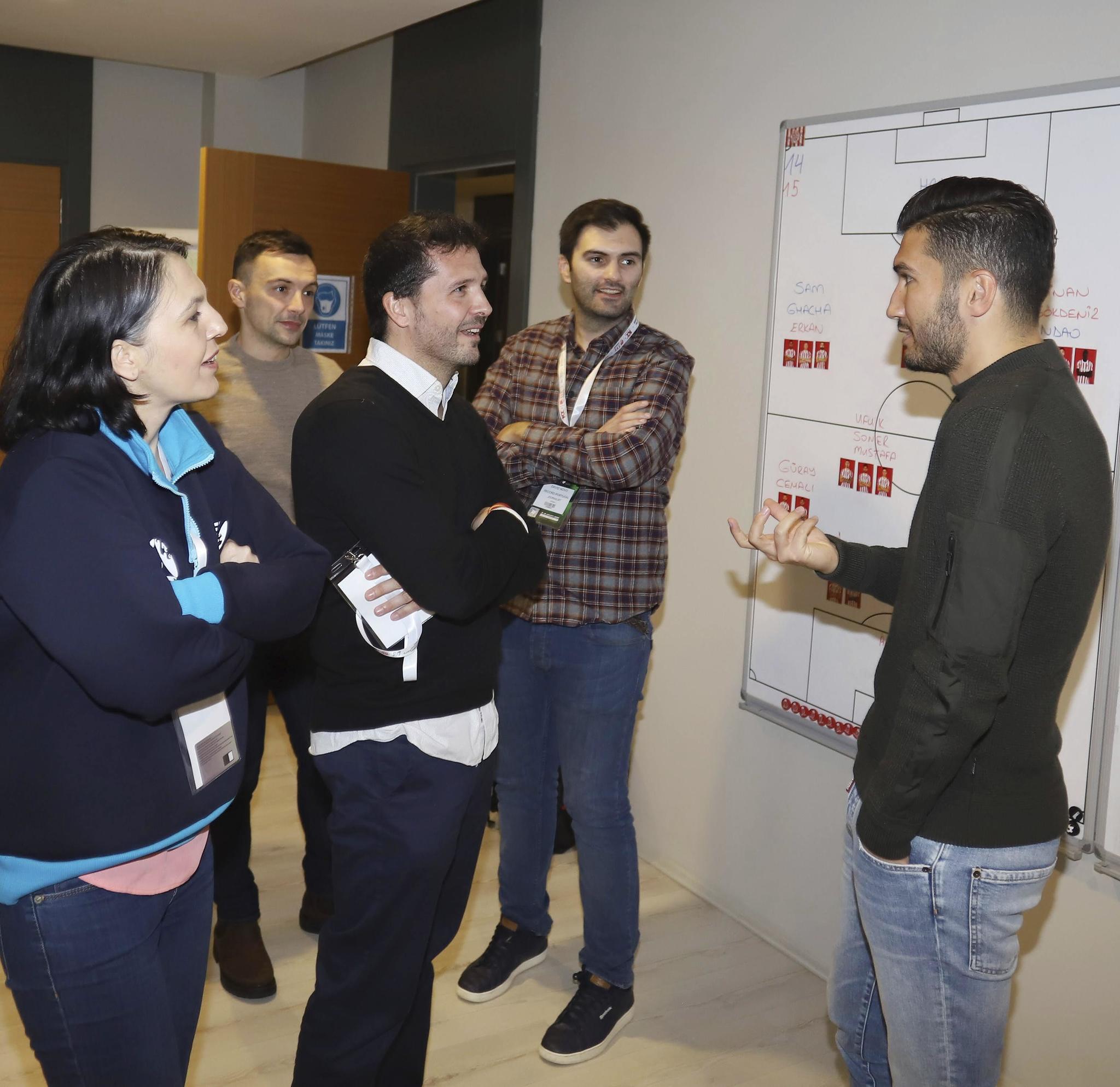 Sahin, conversando con el redactor de MARCA