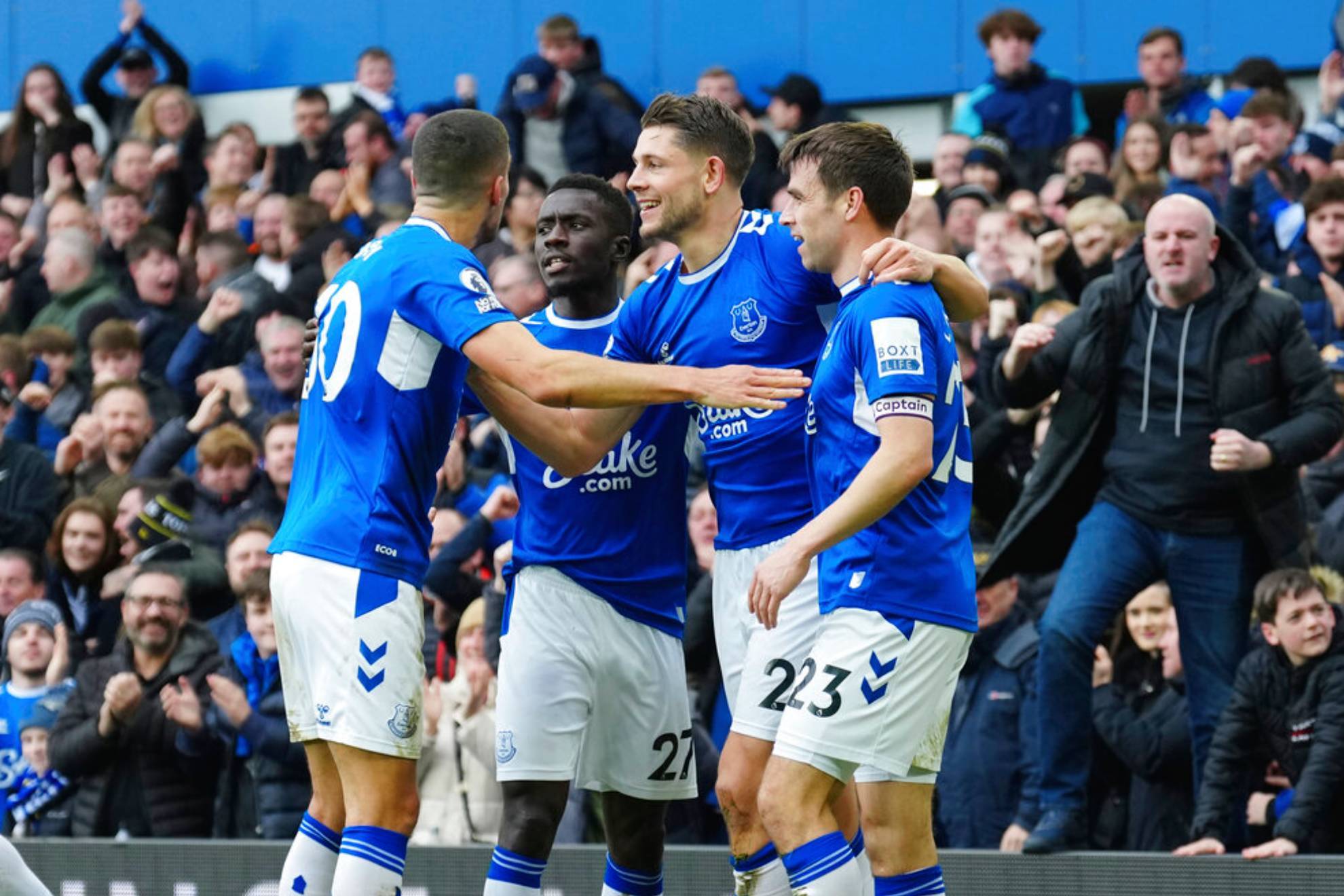 Evertons James Tarkowski, second right, celebrates with teammates