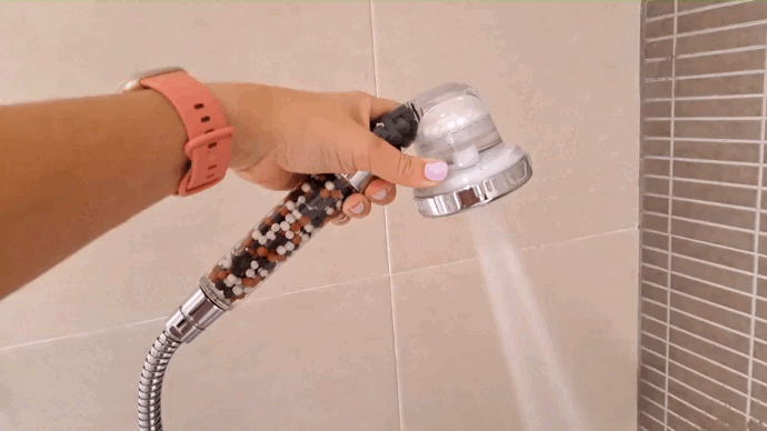 Probamos la alcachofa de ducha con filtro iónico que promete mejorar la  calidad del agua: ¿merece la pena? | Marca