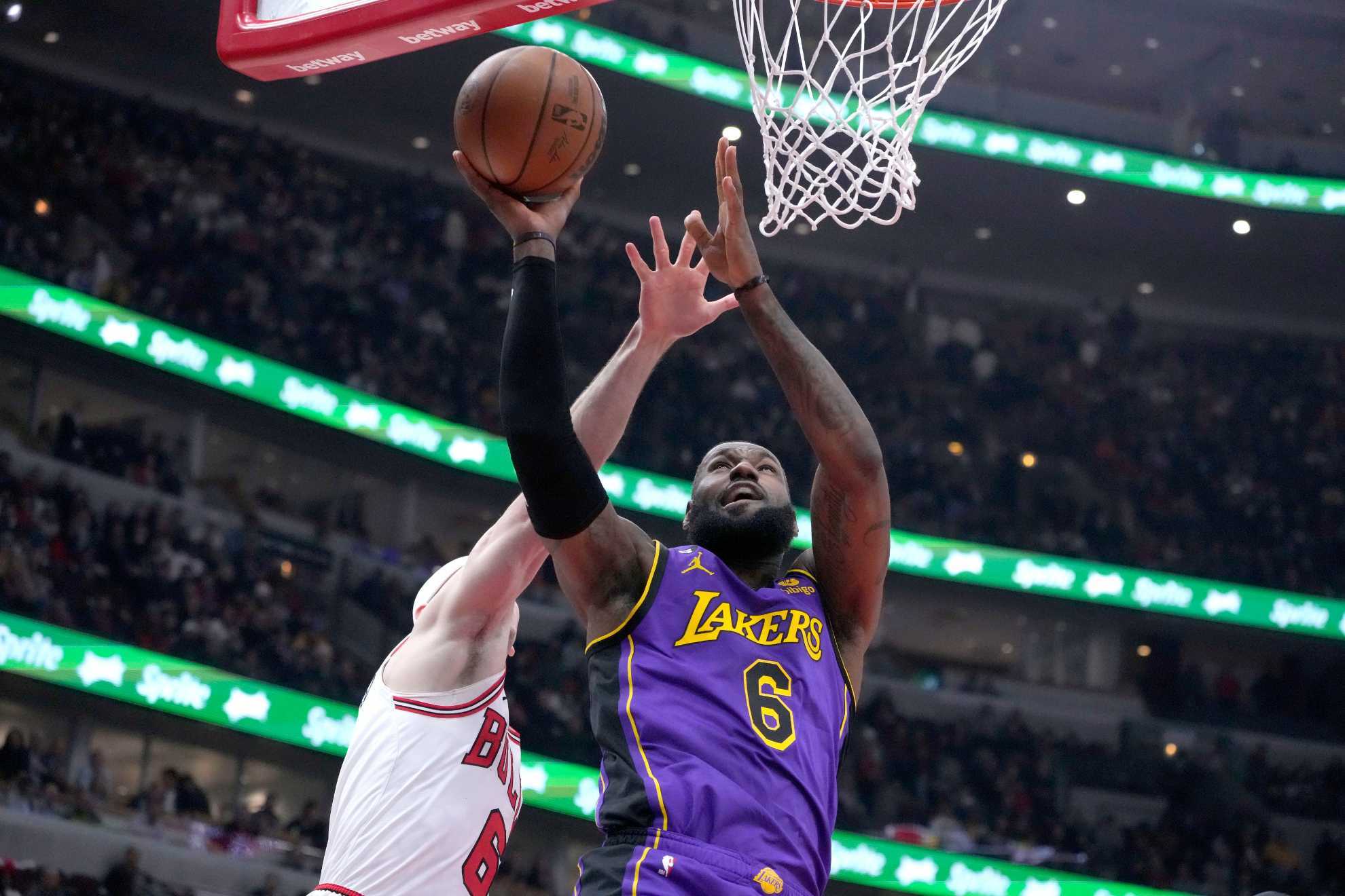 Los Angeles Lakers LeBron James drives to the basket as Chicago Bulls Alex Caruso defends.