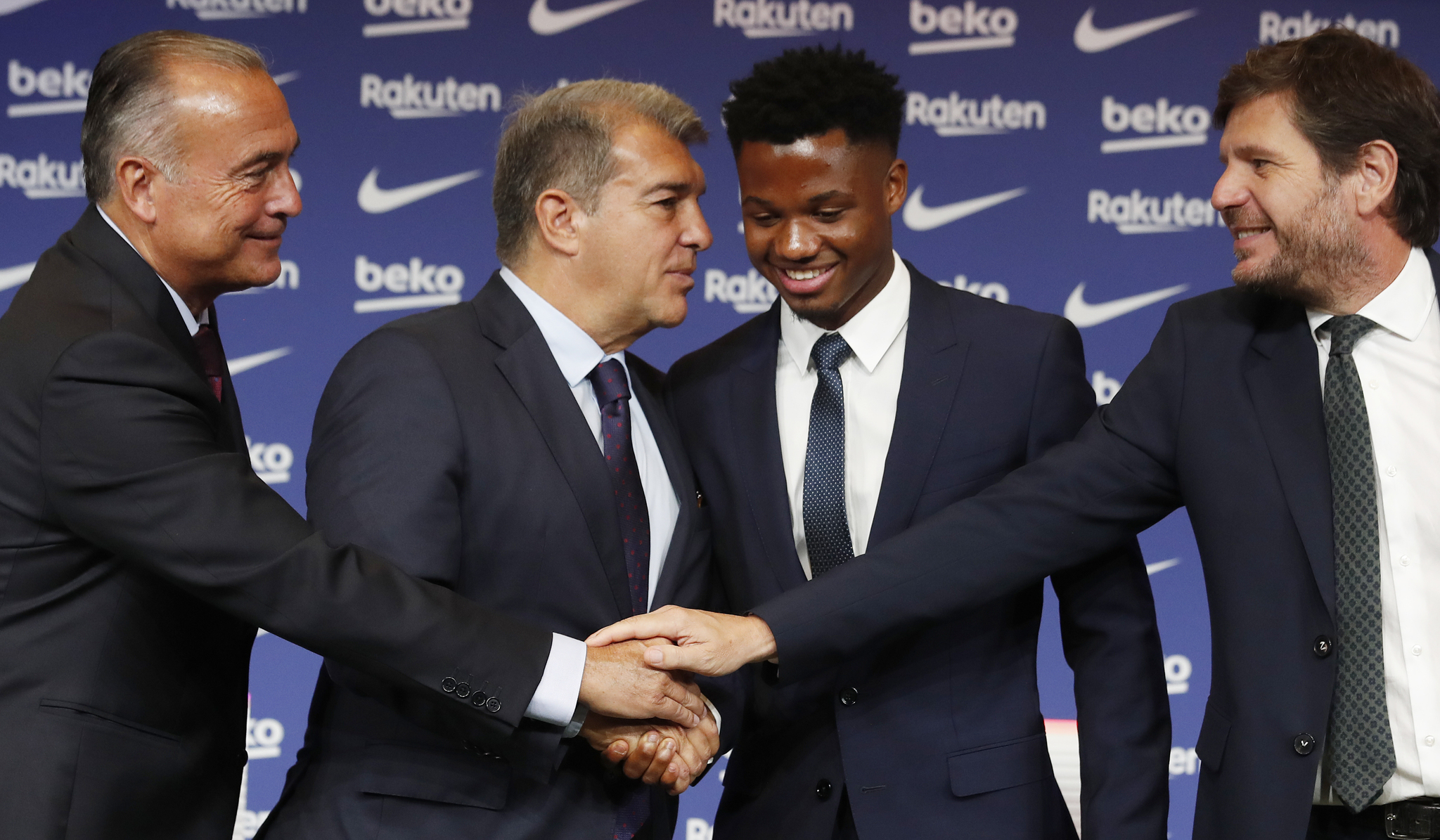 Laporta y Alemany, durante el acto de renovaci�n de Ansu Fati.