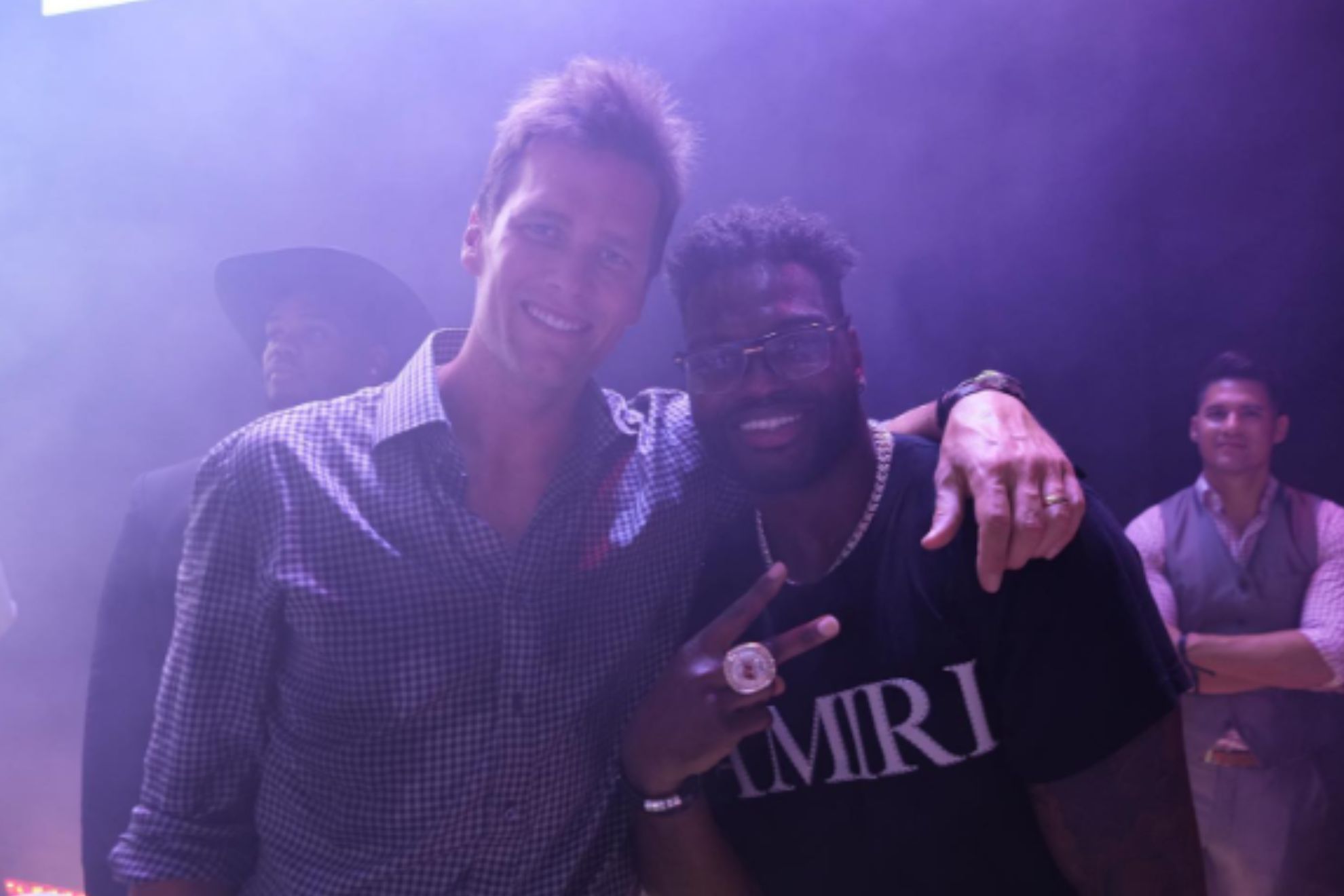 Tom Brady helps Shaquil Barrett wish his grieving wife a happy Mothers Day