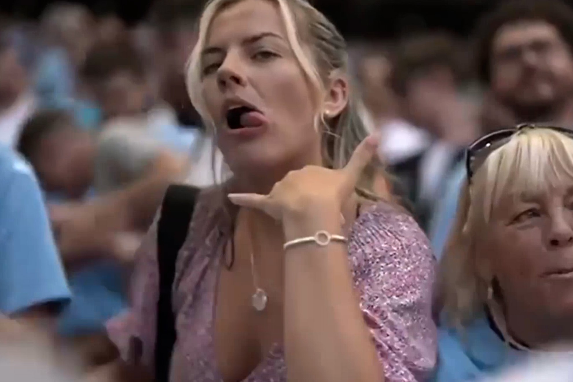 The viral sexual gesture of a fan at the FA Cup final: was she sending a message to one of the players?