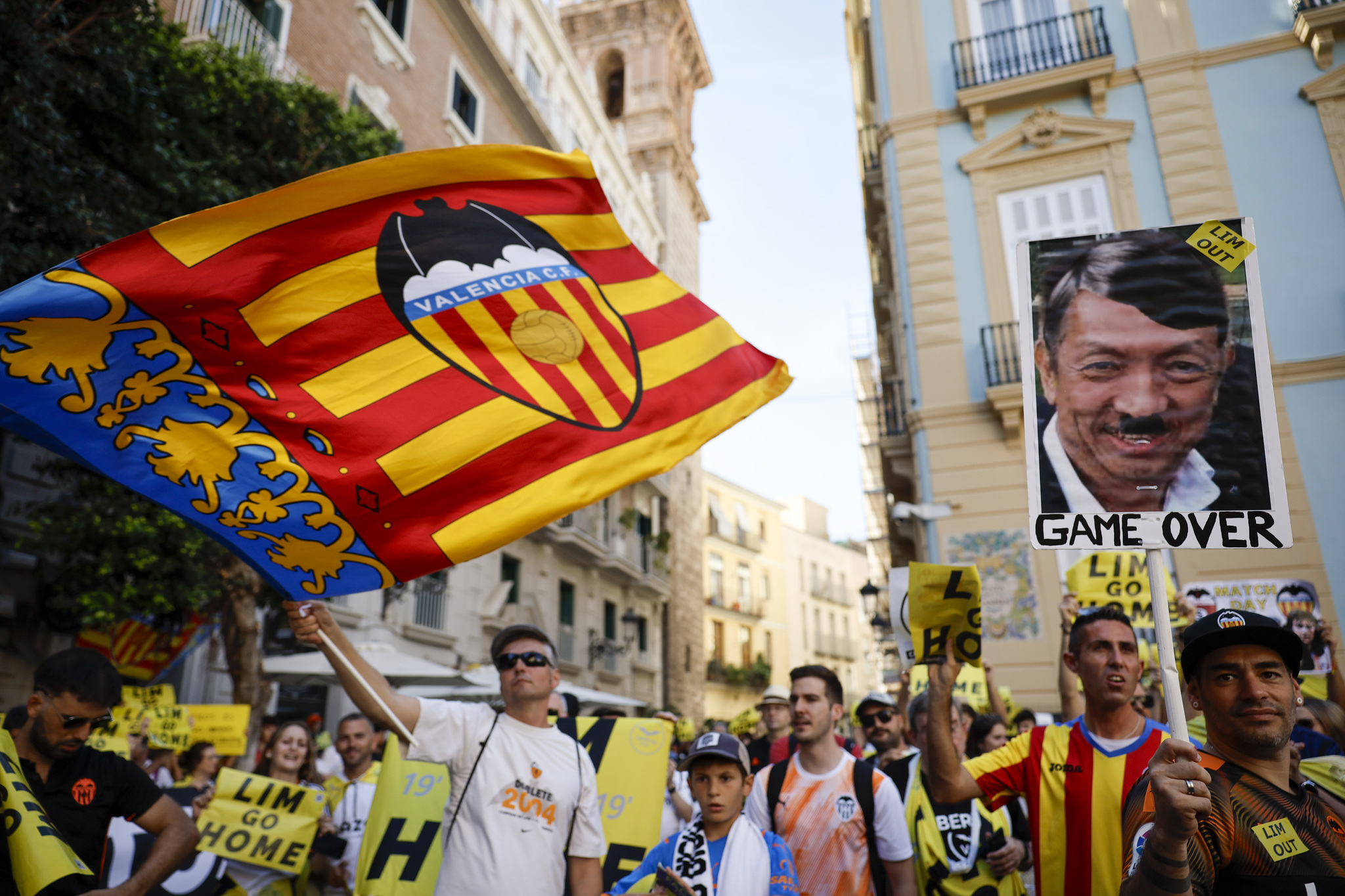 Valencia CF: Miles de personas se echan a la calle para pedir a Peter ...