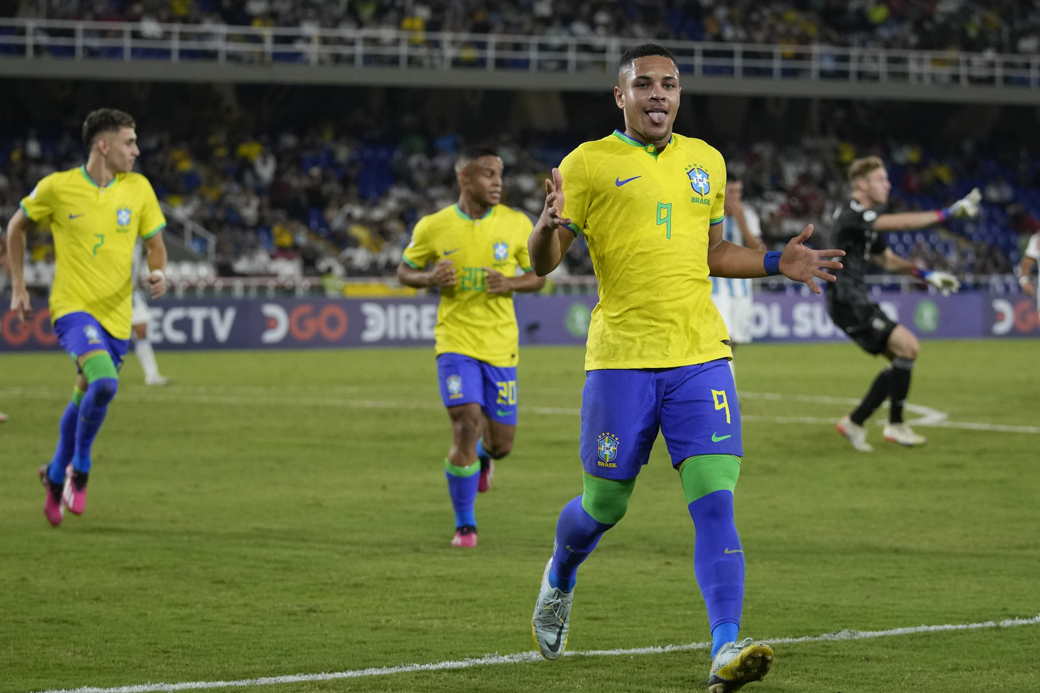 Vitor Roque celebra un gol con la selecci�n sub-20 de Brasil.