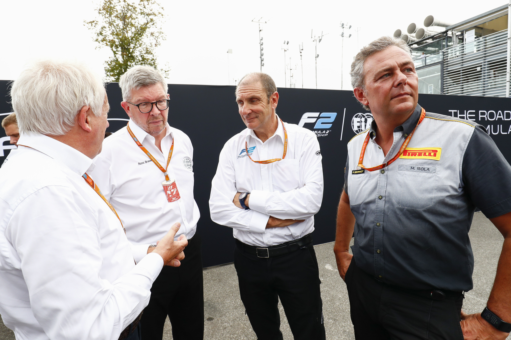 Mario Isola, con responsables de la FIA.